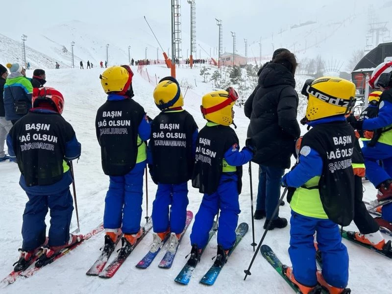 Minik kayak severler depremde hayatını kaybedenleri yarışarak andı
