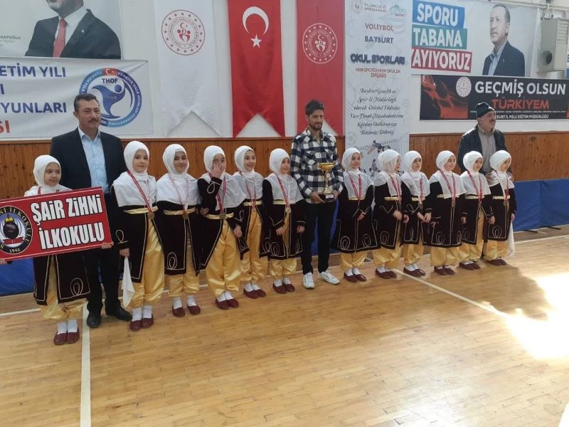 Halk oyunları küçükler kategorisinde Şair Zihni İlkokulu il birincisi oldu
