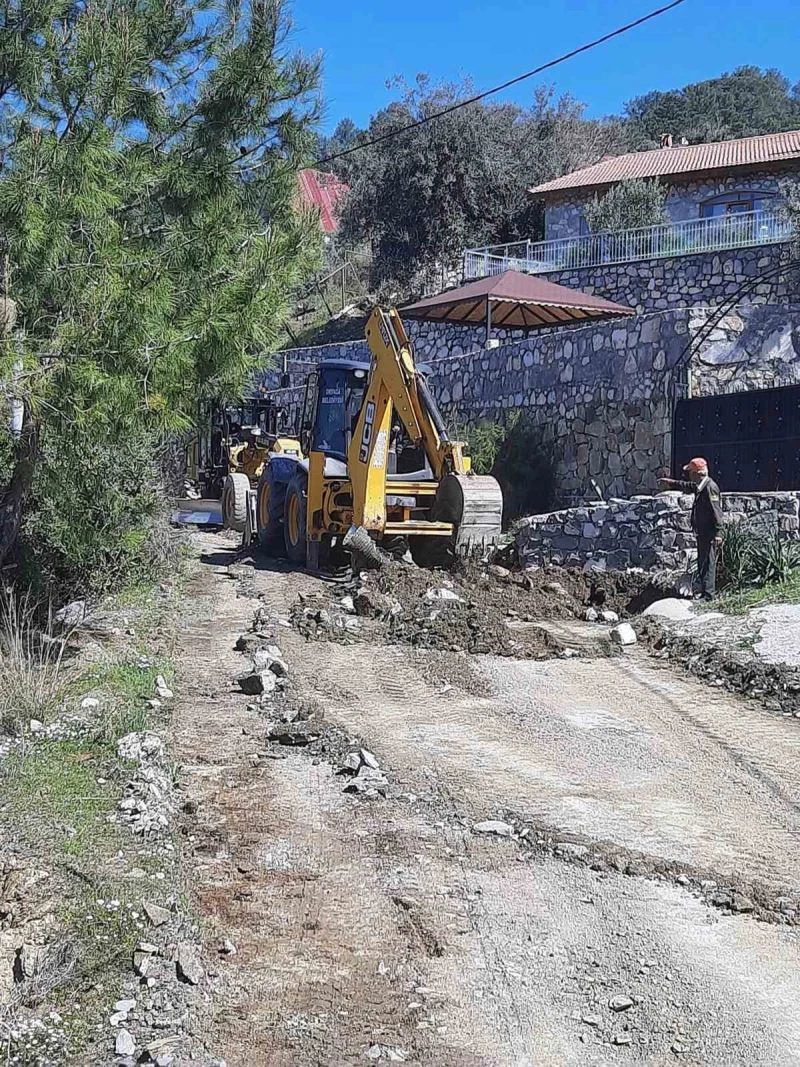 Ortaca’nın kırsal mahallelerinde yol bakım ve onarım çalışması
