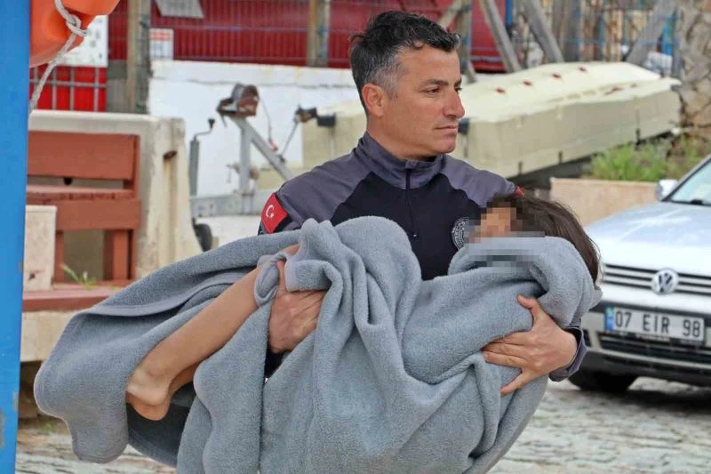 Antalya’da sörf tahtasıyla açığa sürüklenen turistleri deniz polisi kurtardı

