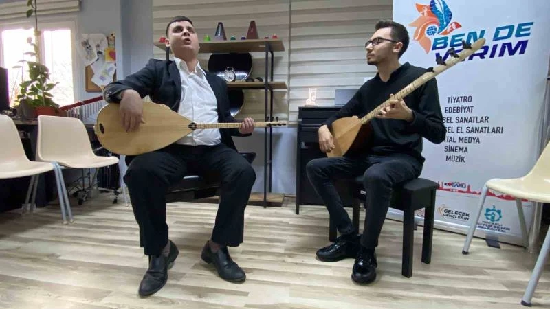 Kimi bağlama çalıyor, kimi piyano: 