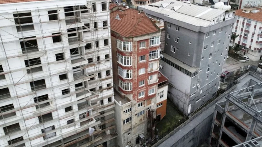 Bağcılar’da iki farklı binanın üst üste konulmuş gibi göründüğü apartman yıkılıyor 