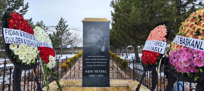 Dünyaca ünlü halk ozanı mezarı başında anıldı
