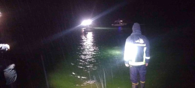 Otomobilini Van Gölü’ne süren genç kurtarıldı
