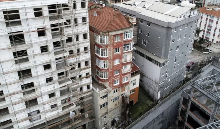 Görüntüsüyle sosyal medyaya konu olan o bina yıkıldı