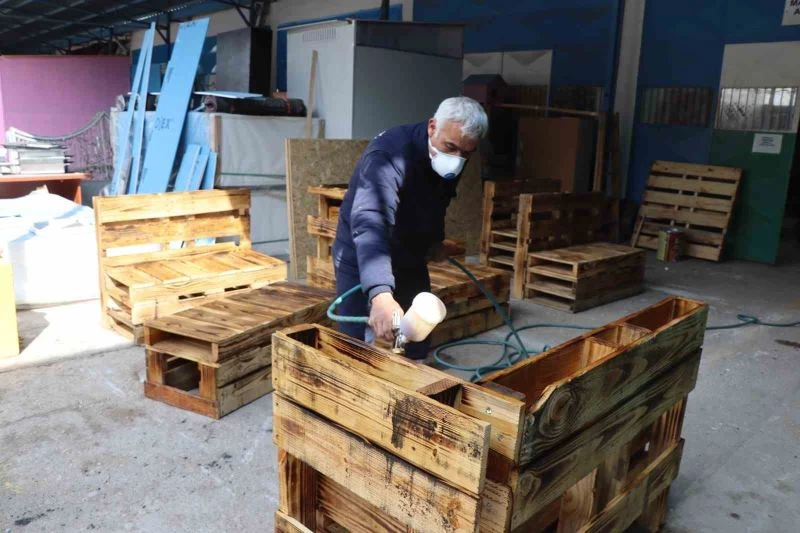 Deprem bölgesi için mobilya üretiyorlar
