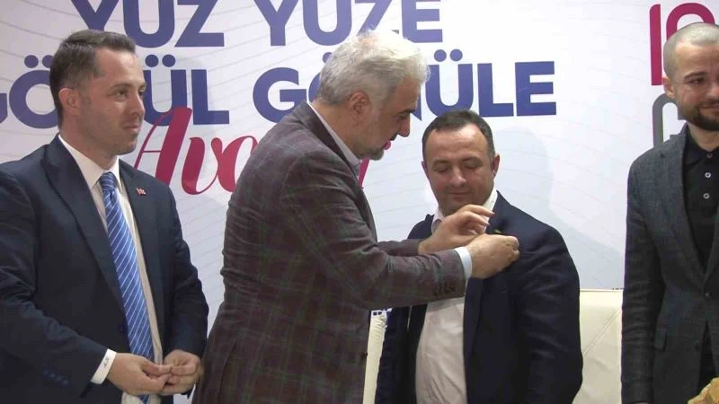 Avcılar’da Gelecek Partisinden AK Parti’ye katılanlar için rozet takma töreni yapıldı
