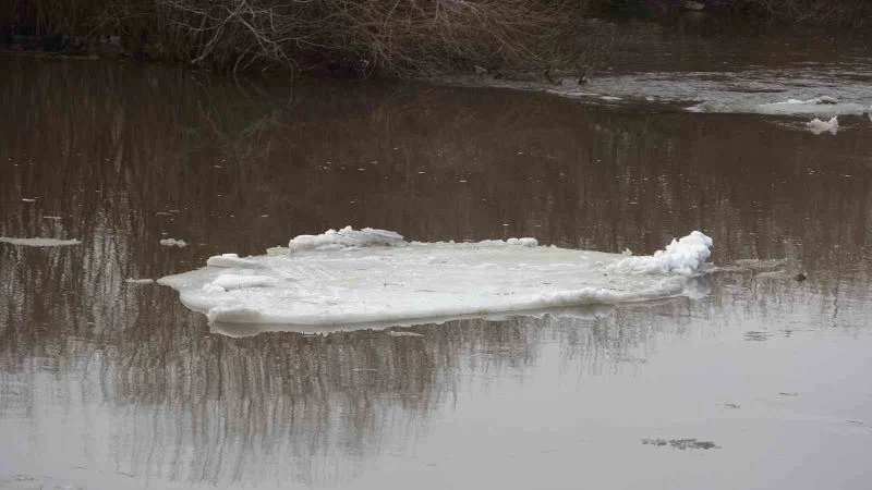 Havalar ısınınca Kura Nehri’nin buzları tamamen çözüldü
