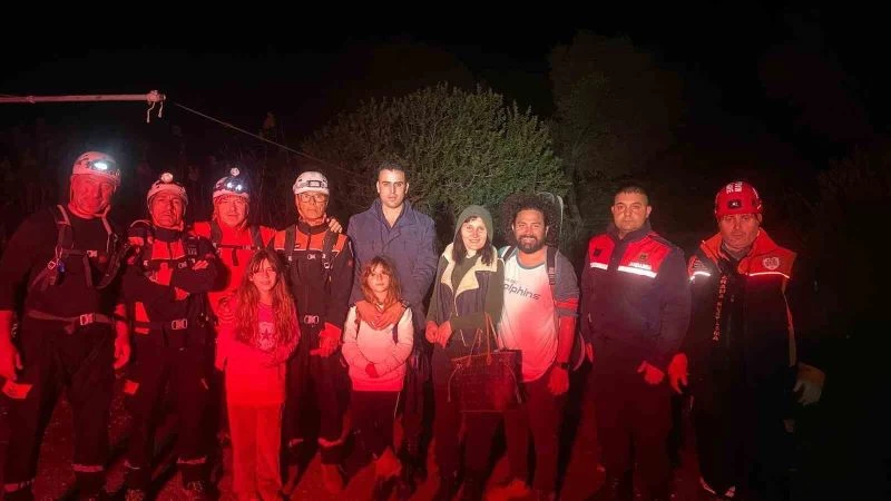 Arazide kaybolan 2’si çocuk 4 İngiliz vatandaşı kurtarıldı
