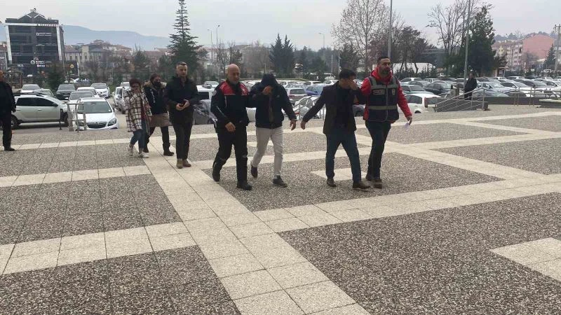 İş yerinin kasasından 500 bin lira çalan hırsızlar yakayı ele verdi
