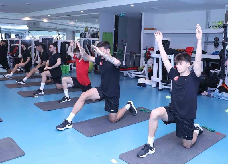 Milliler, günün ilk idmanında salonda çalıştı
