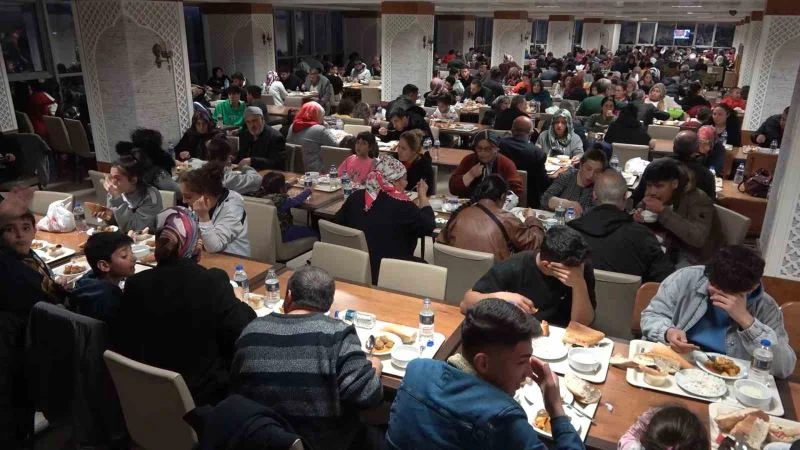 Memleketlerinden uzak kalan depremzedelerin ilk iftarı
