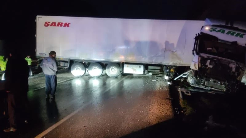 Burdur’da tır yol kenarındaki kayalara çarptı: 1 yaralı
