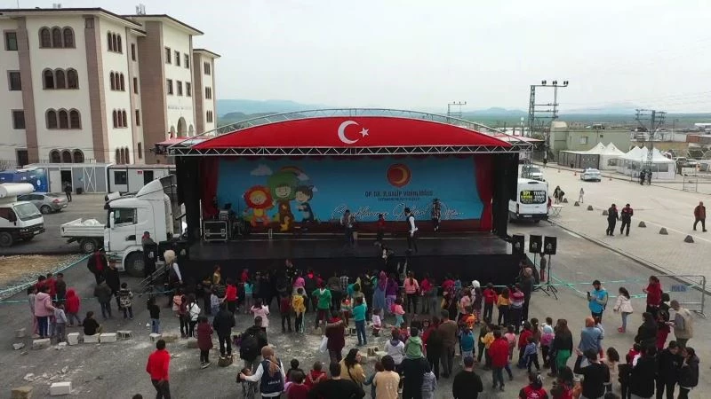 Depremzede çocukların yüzü “mobil tiyatro tırı” ile gülüyor
