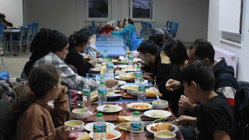 Kırklareli’nde depremzedeler ilk iftarını yaptı
