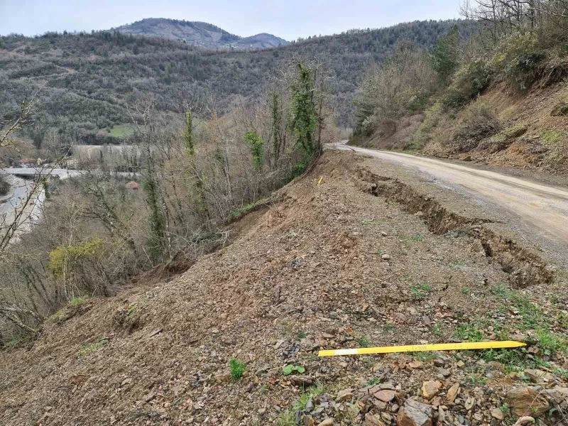 Bartın’da köy yolunda heyelan
