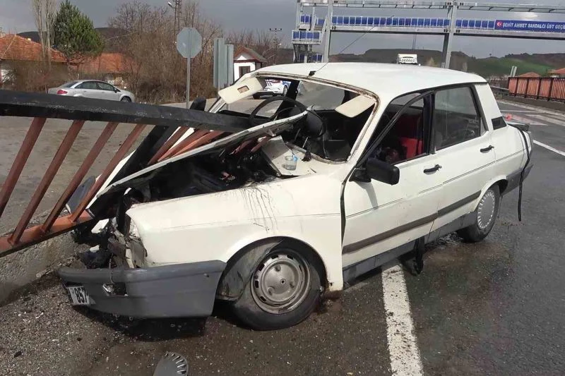 Demir korkuluğa ok gibi saplanan otomobil hurdaya döndü: Sürücü ağır yaralı
