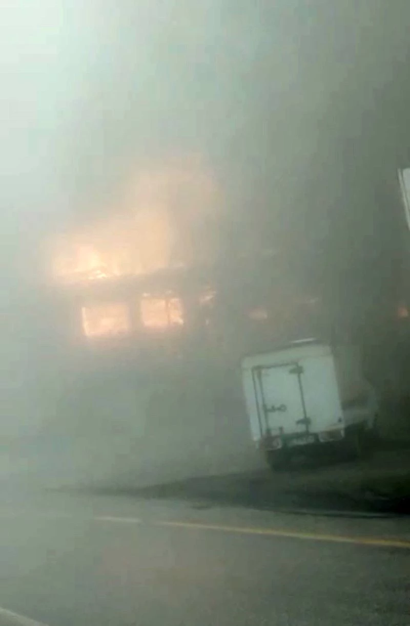 Uludağ yolu üzerine bulunan restoran, alev alev yandı
