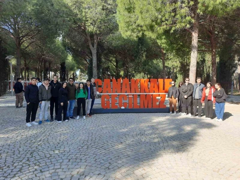 Depremde yardım gönüllüsü olan gençler Çanakkale’de
