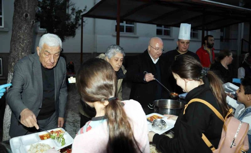 Menteşe Belediyesi Ramazan çadırında ilk iftar
