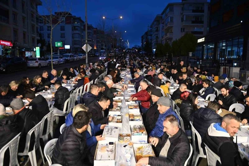 Cadde kapatıldı, 2 bin kişi birlikte iftar yaptı
