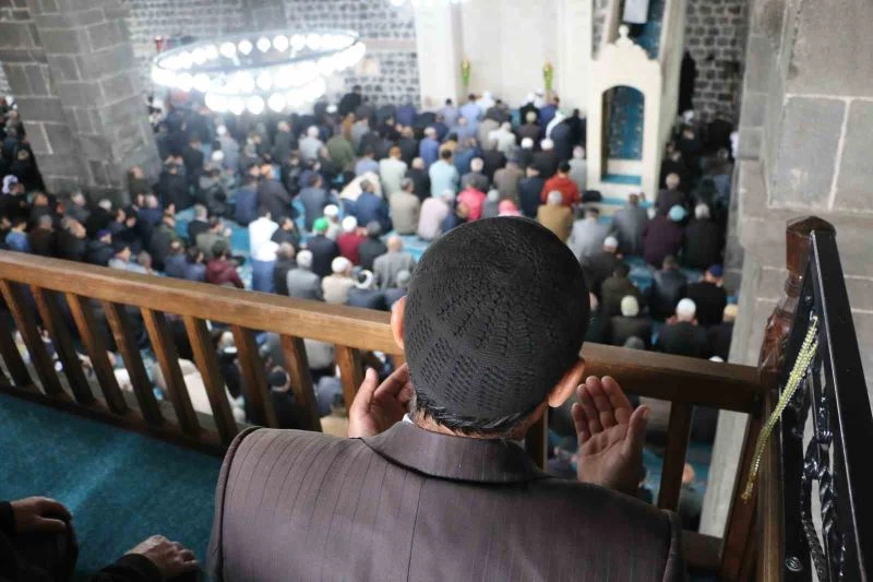 Diyarbakır’da Ramazan ayının ilk cuması eda edildi
