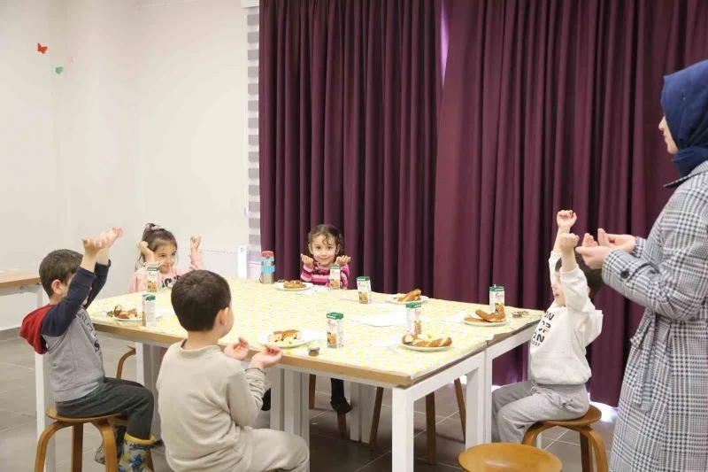 Serdivan’da tekne orucu tutan çocuklara erken iftar
