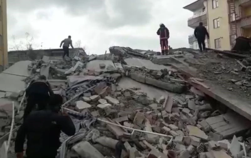 Malatya’nın Yeşilyurt ilçesindeki Koyunoğlu Caddesi’nde 4 katlı bir bina çöktü. Çökmenin ardından olay yerine çok sayıda ekip sevk edilirken, enkaz altında 1 kişinin olduğu iddia edildi.
