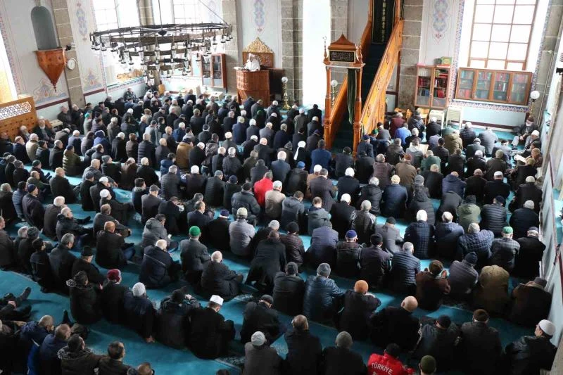 Ramazan’ın ilk cumasında camiler doldu taştı
