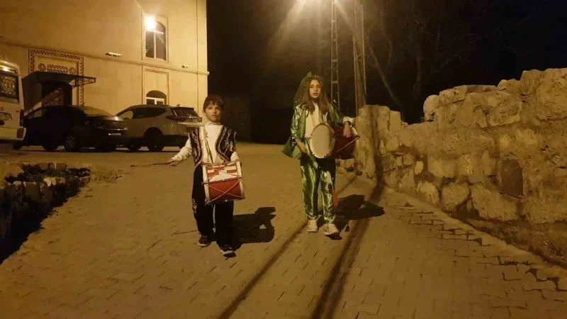 Ramazan’da minikler köyün davulcusu oldu
