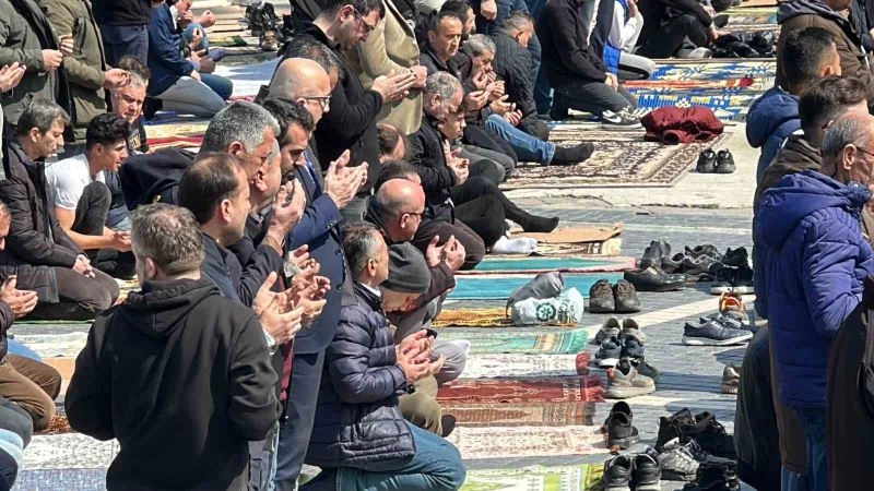 Ramazan’ın ilk cumasında camiler doldu taştı
