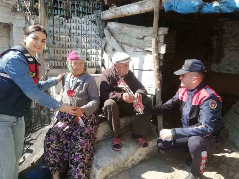 Jandarma ekipleri yaşlıları unutmadı
