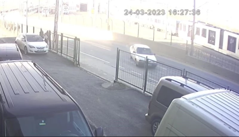 Sultangazi’de kontrolden çıkan otomobil kaldırımda yürüyen öğrencilere böyle çarptı
