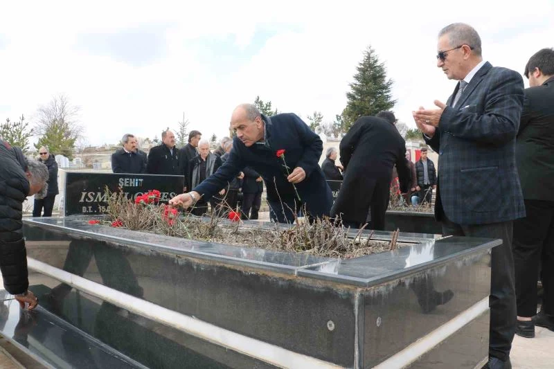 Gazeteci İsmail Güneş kabri başında anıldı
