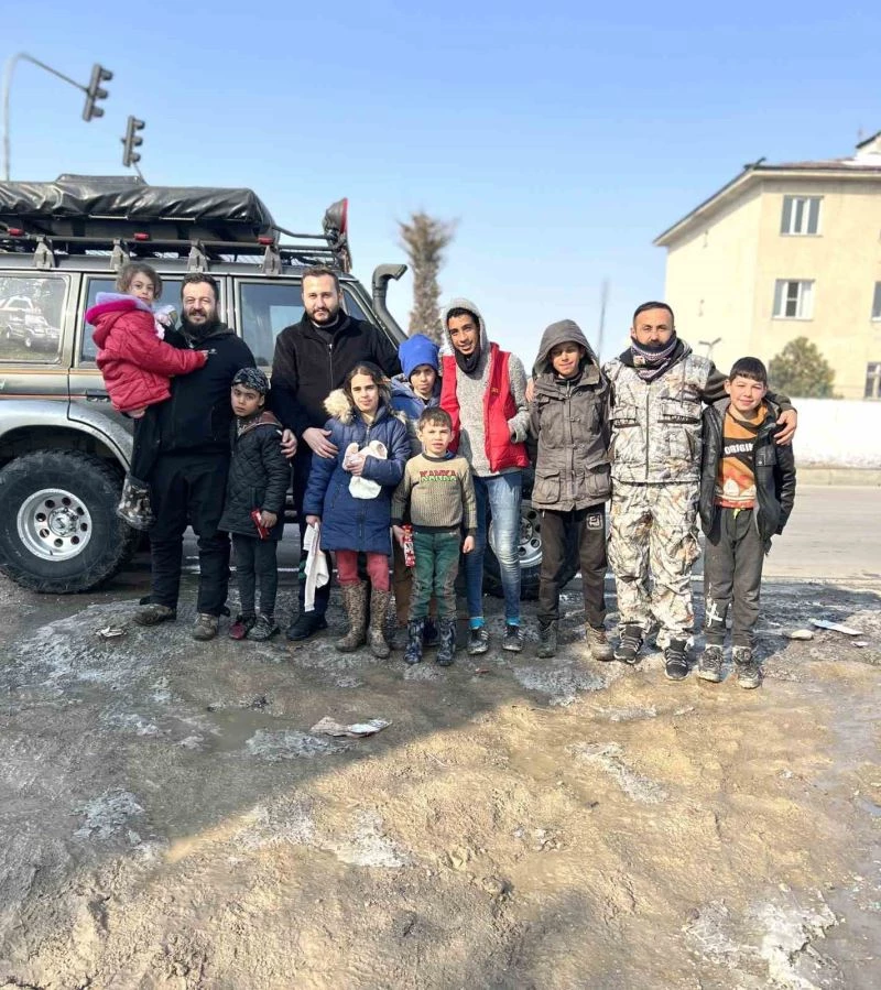 Off-road tutkunları marşa depremzedeler için bastı: Ulaşılamayan köylere yardım götürdü
