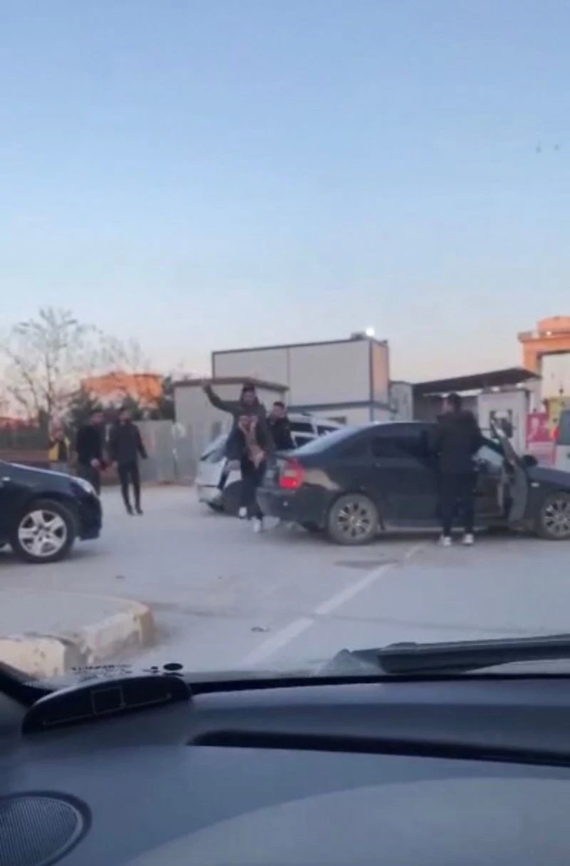 Sultanbeyli’de uçan tekmeli yol verme kavgası kamerada
