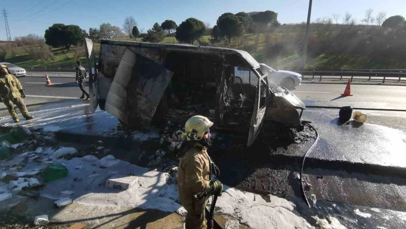 Hadımköy Tem Otoyolu’nda alev topuna dönen panelvan kamerada
