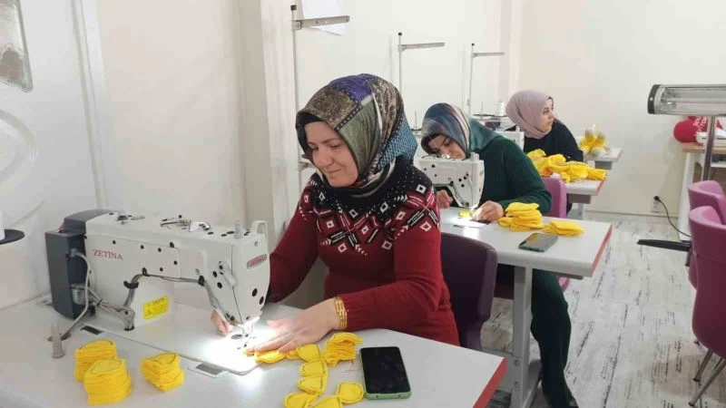 Depremzede çocuklar için oyuncak ürettiler
