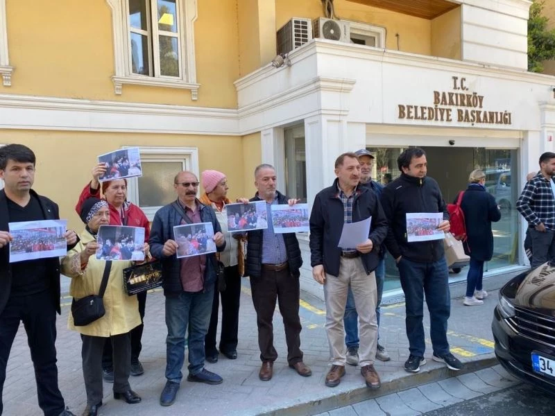 İşten çıkarıldığı iddia edilen Bakırköy Belediyesi işçileri belediye önünde eylem yaptı
