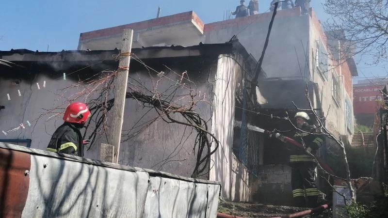 Gecekonduda korkutan yangın
