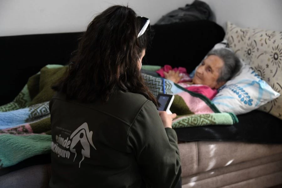 Bakıma ihtiyaç duyan vatandaşlar için evde kişisel bakım ve banyo hizmeti devam ediyor. 