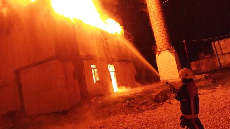 300 yıllık tarihi cami  yanarak kullanılmaz hale geldi
