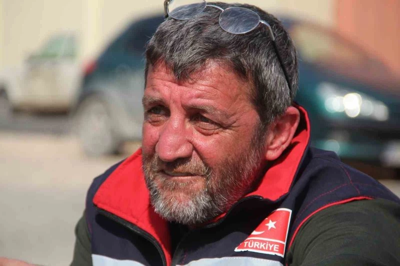 Depremde 27 akrabasını kaybetti, acısına rağmen görevini bırakmadı
