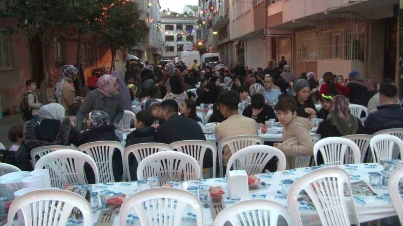 Zeytinburnulular sokak iftarında bir araya geldi
