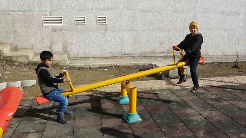 Ramazan’da güneşli havayı fırsat bulan Yüksekovalılar dışarıya akın etti
