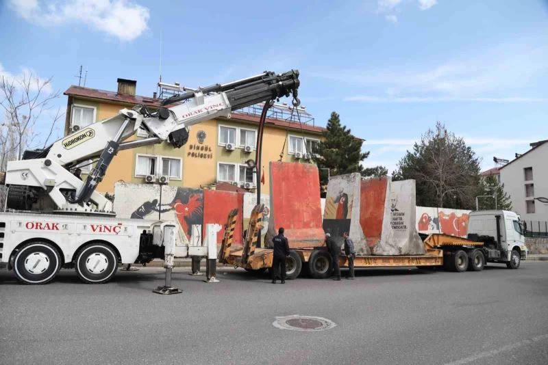 Kaldırımdaki beton bariyerler kaldırıldı
