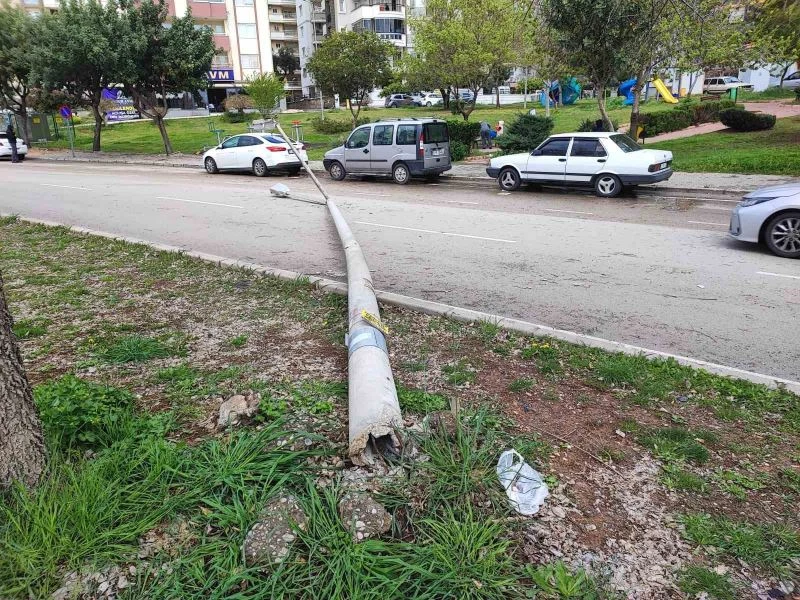 Aşırı rüzgar aydınlatma direğini devirdi
