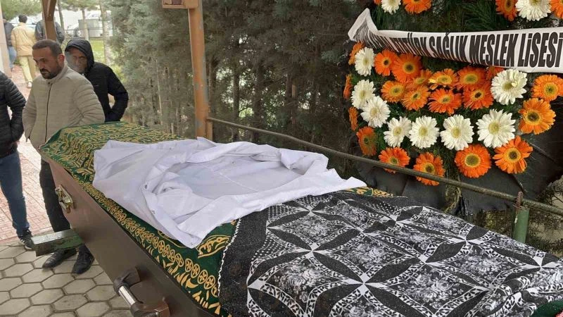 17 yaşındaki Kader, hemşire önlüğü örtülen tabutunda son yolculuğuna uğurlandı
