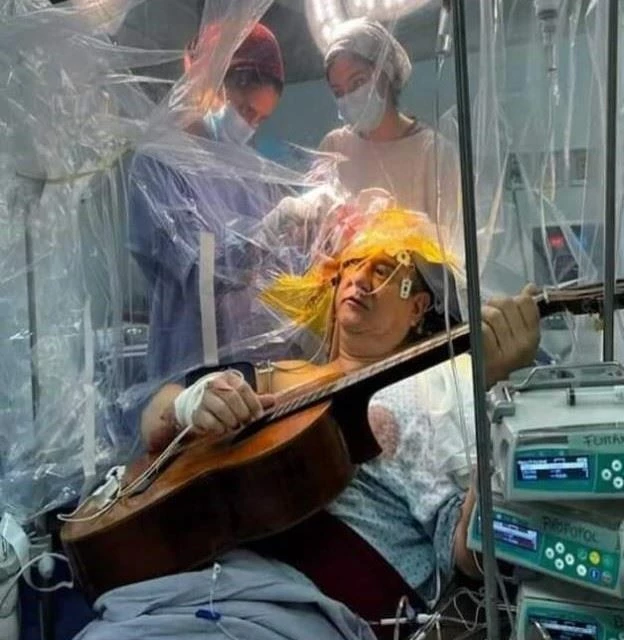 Beyin ameliyatı olurken 4 saat boyunca gitar çaldı