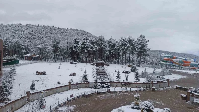 Uşak’ta Mart sonu yağan kar kenti beyaza bürüdü
